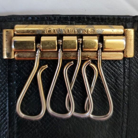 Louis Vuitton LV Black Epi Keyholder - Picture 6 of 10